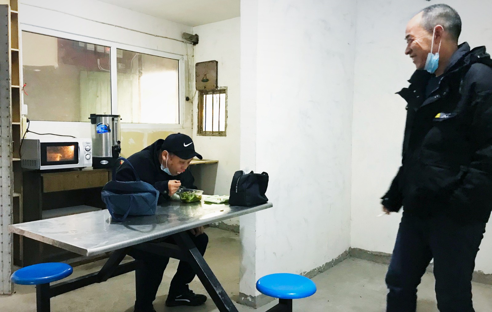 10月份，公司新租建駕駛員休息室之一，駕駛員在休息室內(nèi)愉悅休息與交談.jpg